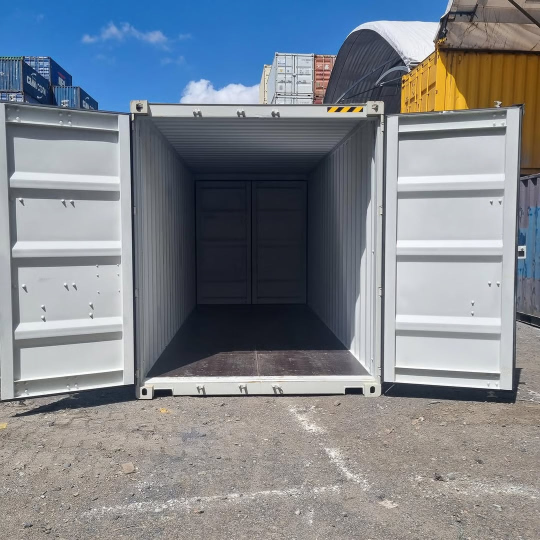20ft Shipping Container / Durable storage and transport solution