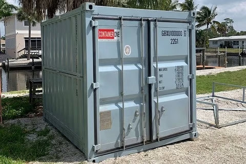 10ft shipping containers / Compact outdoor storage solution